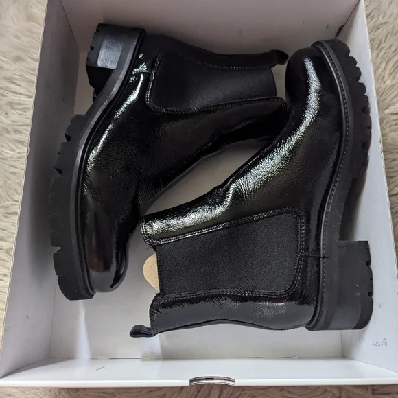 NWT La CANADIENNE Cosner Black Patent Leather Chelsea Boots